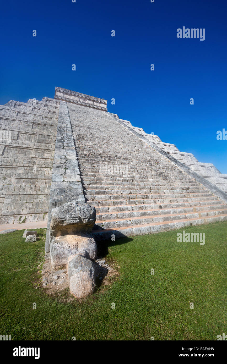 snake head of the great pyramid, (El Castillo, Kukulcan), Chichen Itza, Yucatan, Mexico Stock Photo