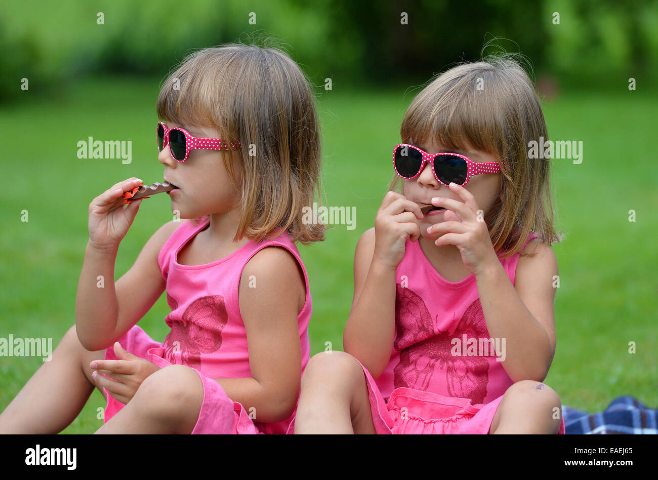 Twins, girls Photo: Frank May Stock Photo