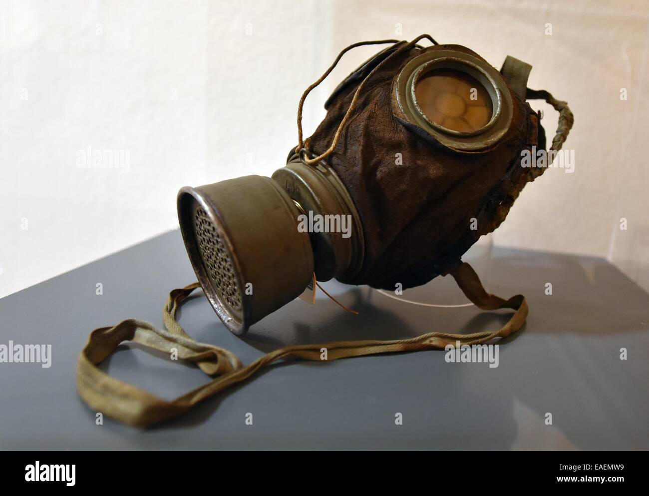 A gas mask from 1916 is on display in the Museum for Sepulchral Culture in Kassel, Germany, 13 November 2014. It is part of the exhibition 'Die Verwandlung. Sterben und Trauer 1914 bis 1918' (Metamorphosis. Death and Mourning 1914 to 1918) which opens on 14 November. Photo: UWE ZUCCHI/dpa Stock Photo