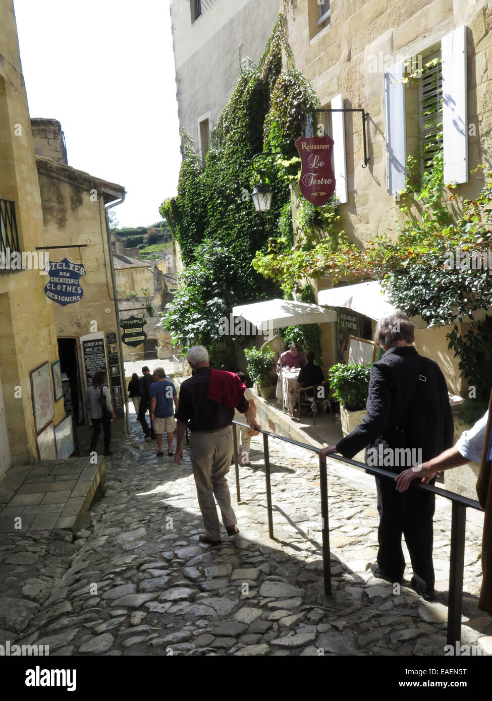 Tourists on the steep cobbles at St Emilion, Bordeaux, France Stock Photo
