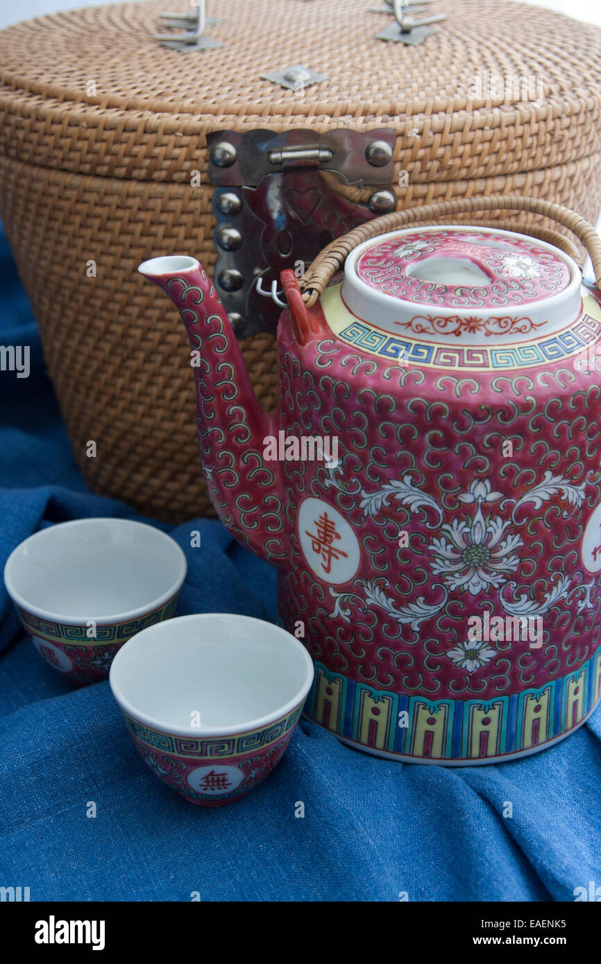 Chinese teapot, tea cups, and carrying basket Stock Photo Alamy