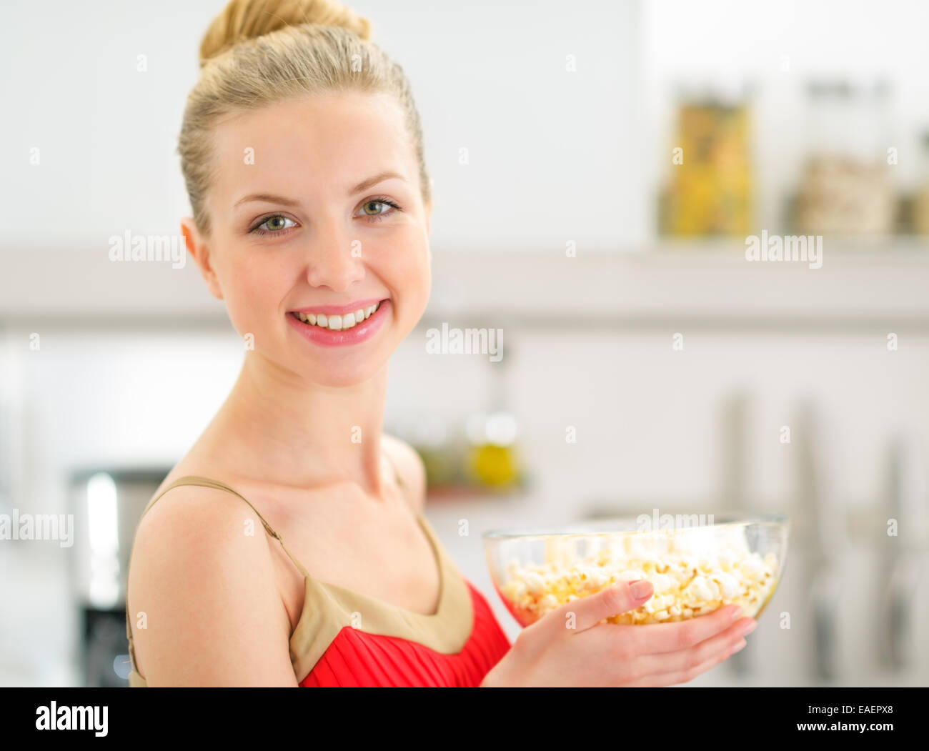 Portrait Of Happy Young Woman With Popcorn Stock Photo Alamy portrait-of-happy-young-woman-with-popcorn-stock-photo-alamy