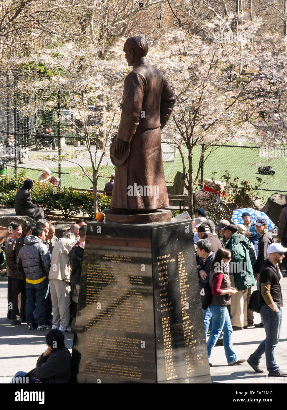 Dr. Sun Yat-sen statue, Columbus Park, Chinatown, NYC Stock Photo - Alamy