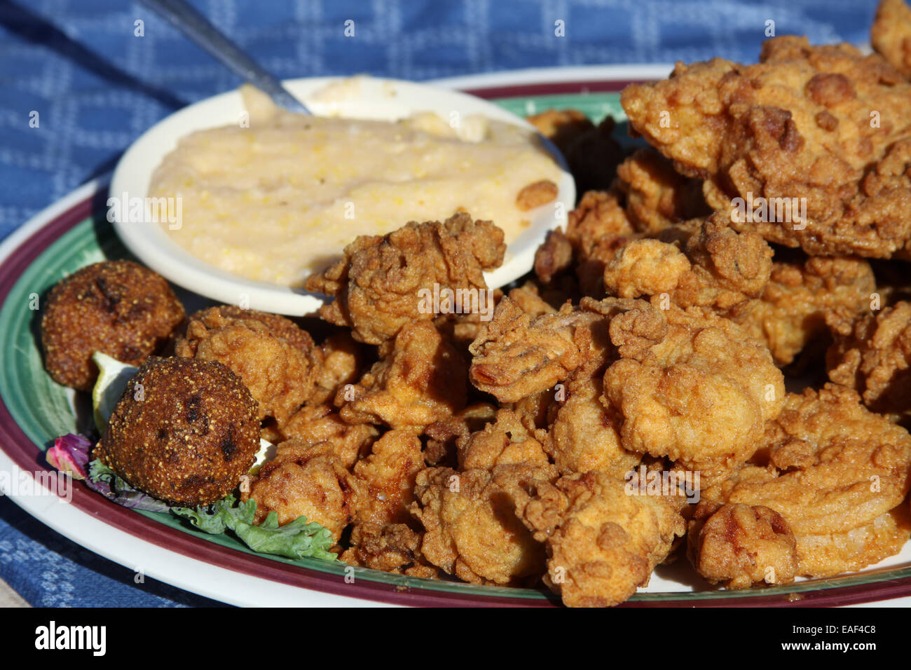 Fried oysters with cheesy grits - Stock Image