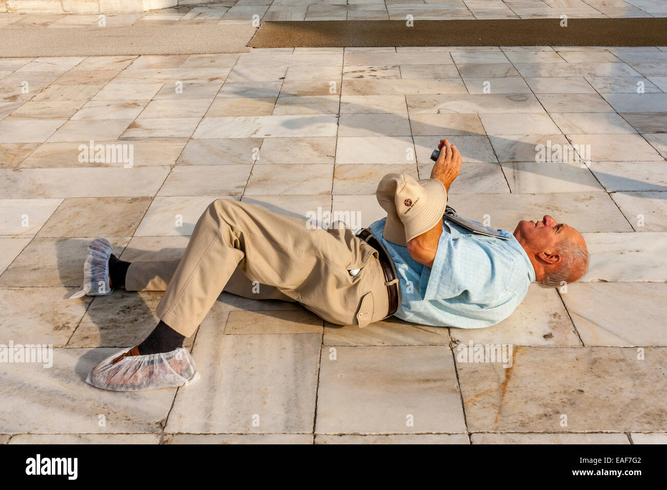 A Tourist Lays On His Back To Take Photos Of The Taj Mahal Agra Uttar Pradesh India Stock Photo Alamy