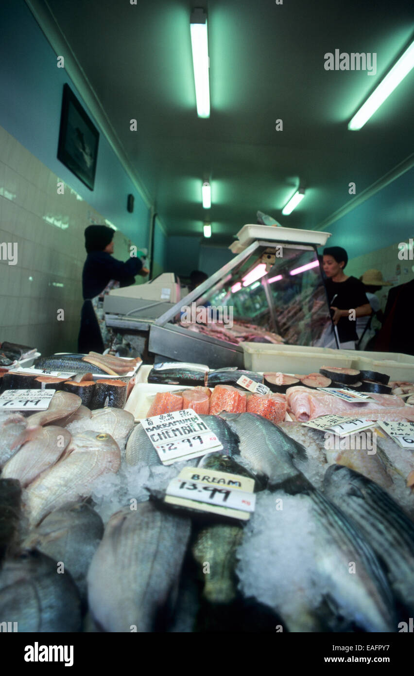 Australia, Victoria, Melbourne, Richmond, Victoria Street, fresh fish shop with signs in English and Chinese. Stock Photo
