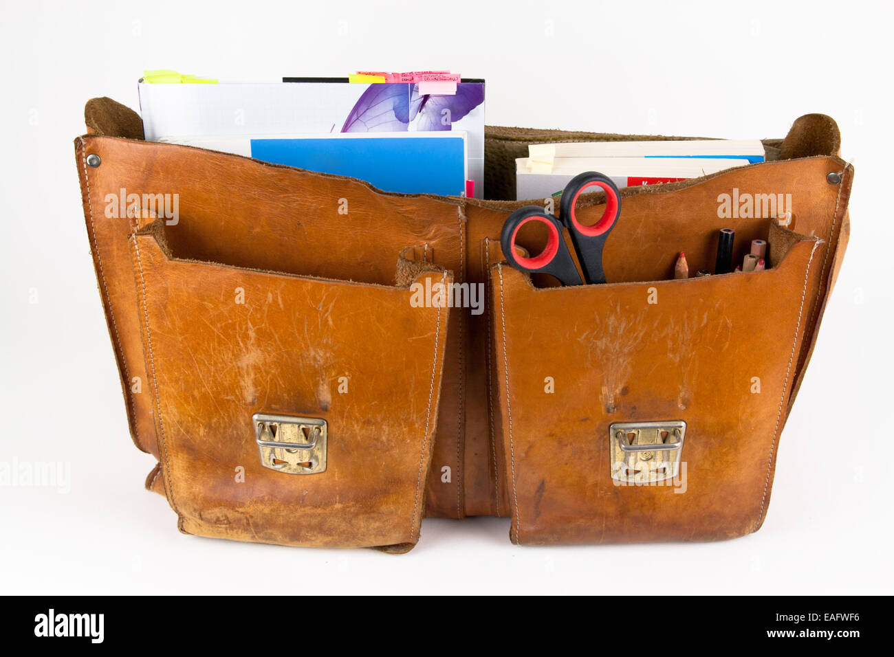 Ranzen Schulranzen Schultasche Schultaschen Retro braun Leder Lederranzen  Ledertasche Lederschultasche aus klein kleine kleiner Stock Photo - Alamy