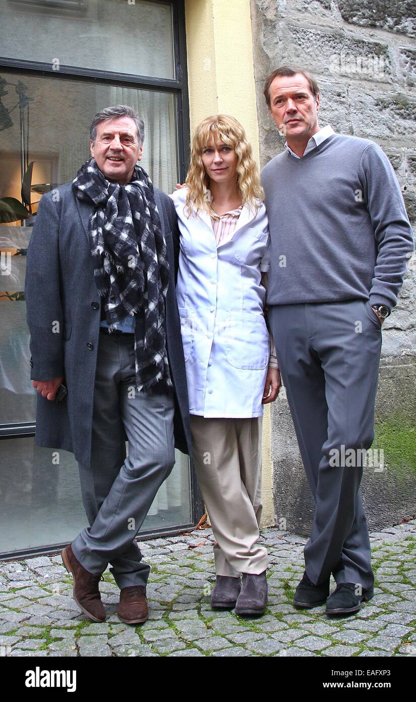 Actors Daniel Auteuil (L-R), Marie-Josee Croze and Sebastian Koch pose on the set of the film 'Bamberski-Der Fall Kalinka' (lit. the Kalinka case) in Lindau, Germany, 14 November 2014. The French and German justice system have been dealing with the Kalinka case since three decades. The film focusses on the death of the 14-year old girl and her father's actions of vigilantism. Photo: Karl-Josef Hildenbrand/dpa Stock Photo