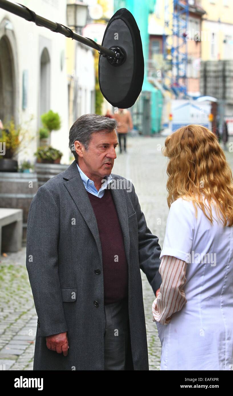 Actors Marie-Josee Croze and Daniel Auteuil stand on the set of the film 'Bamberski-Der Fall Kalinka' (lit. the Kalinka case) in Lindau, Germany, 14 November 2014. The French and German justice system have been dealing with the Kalinka case since three decades. The film focusses on the death of the 14-year old girl and her father's acts of vigilantism. Photo: Karl-Josef Hildenbrand/dpa Stock Photo