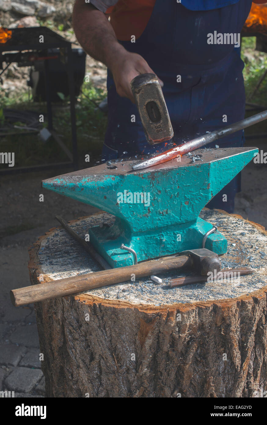 Blacksmith and anvil hi-res stock photography and images - Alamy