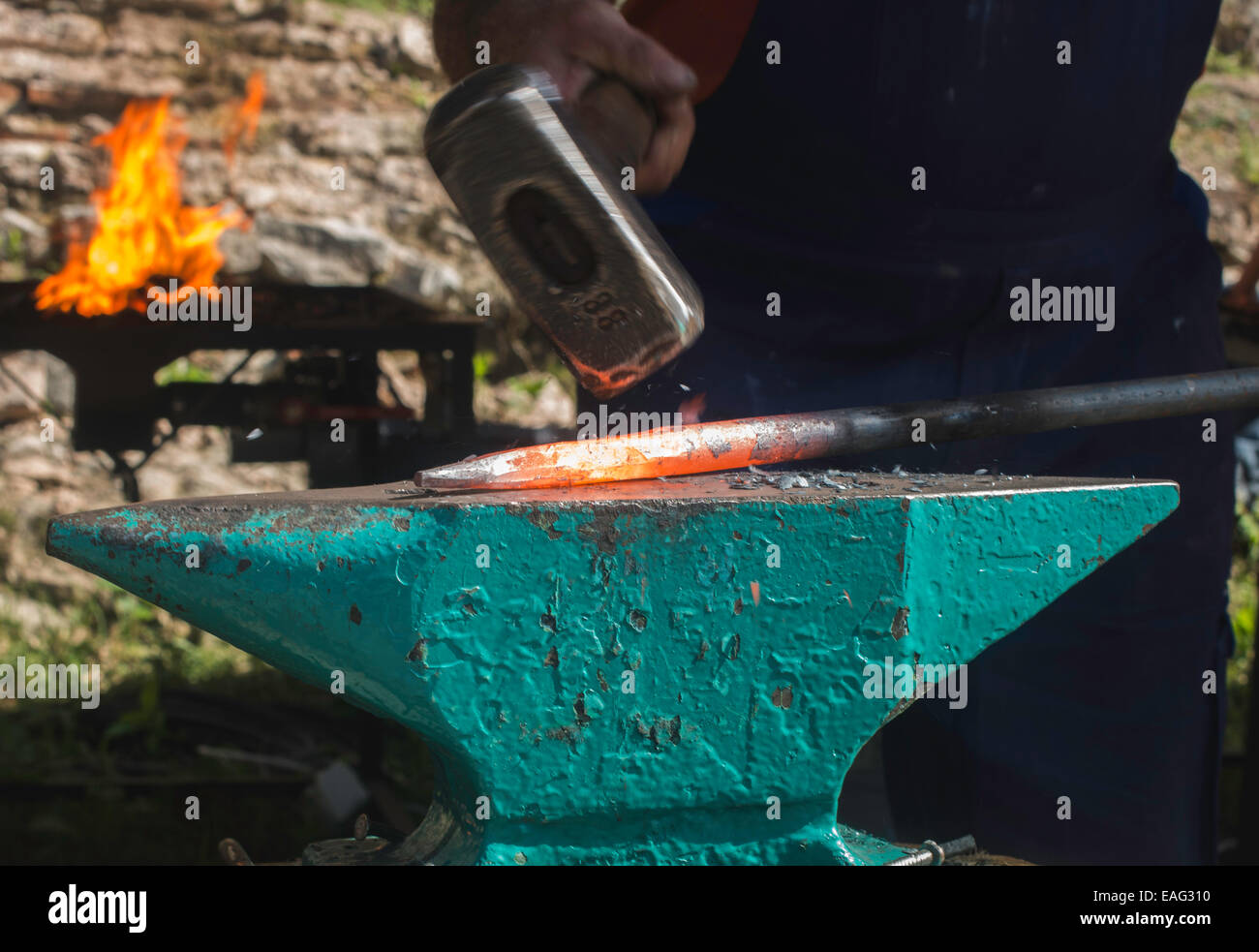 Blacksmith and anvil hi-res stock photography and images - Alamy