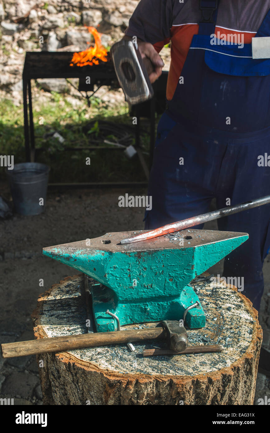 Blacksmith and anvil hi-res stock photography and images - Alamy