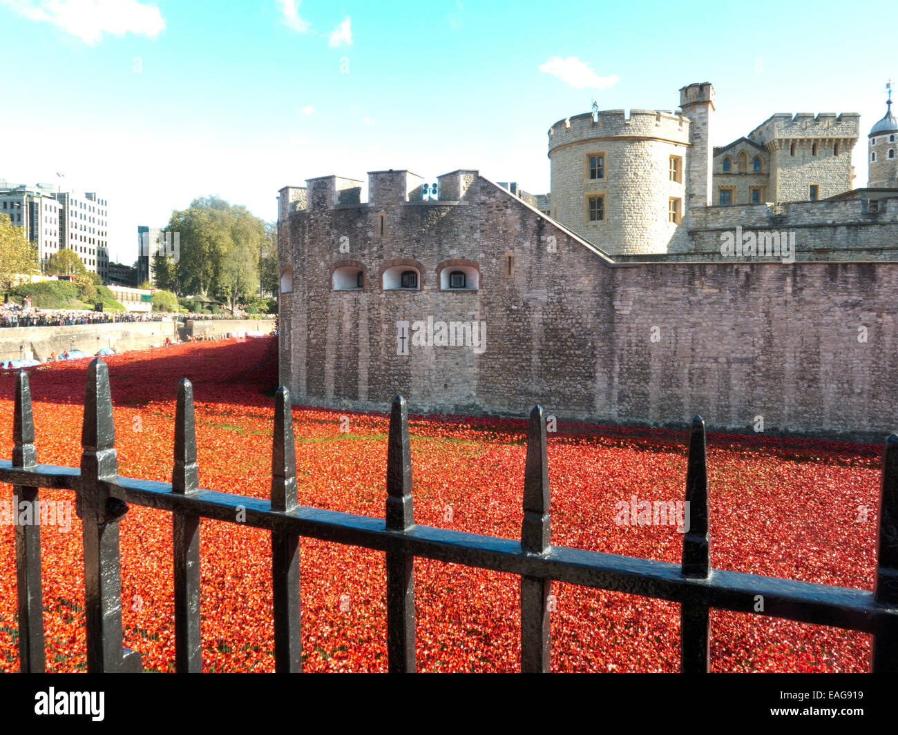 2014 Ceramic poppy display Tower of London symbolising the World War 1 Centenary 'Blood Swept Lands and Seas of Red’ Stock Photo