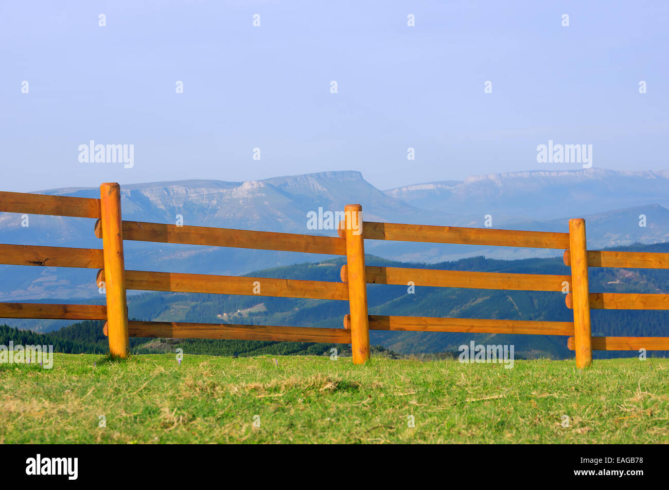 Wooden fence field hi-res stock photography and images - Alamy