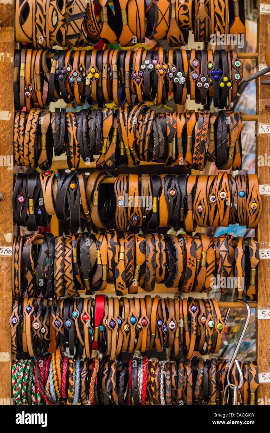 Encanto colorido letras para pulseras joyas artesanales Fotografía de stock  - Alamy