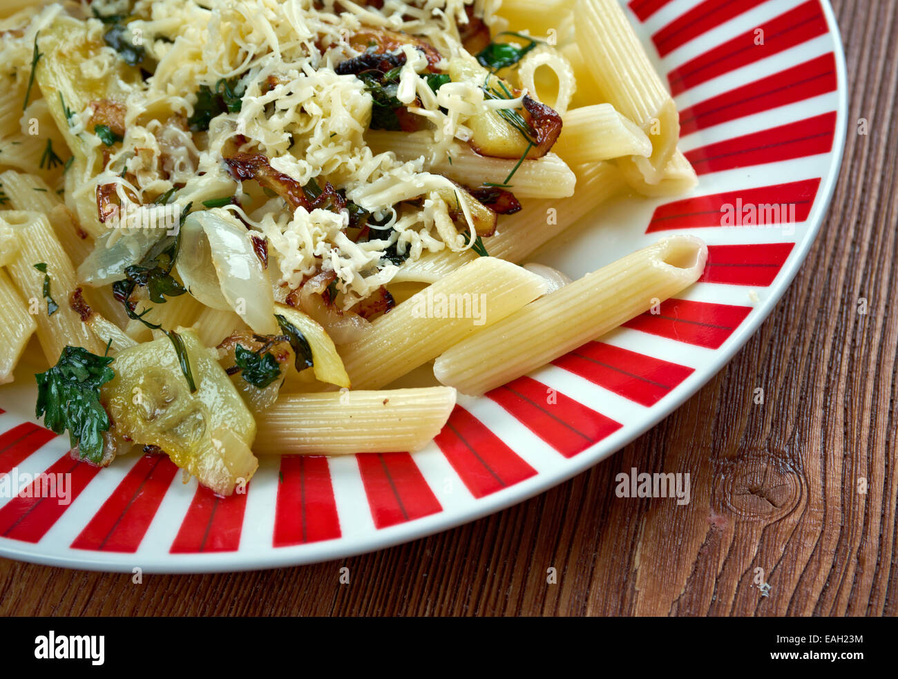 Mezze penne alla formaggella - Italian pasta penne with goat cheese and vegetables Stock Photo
