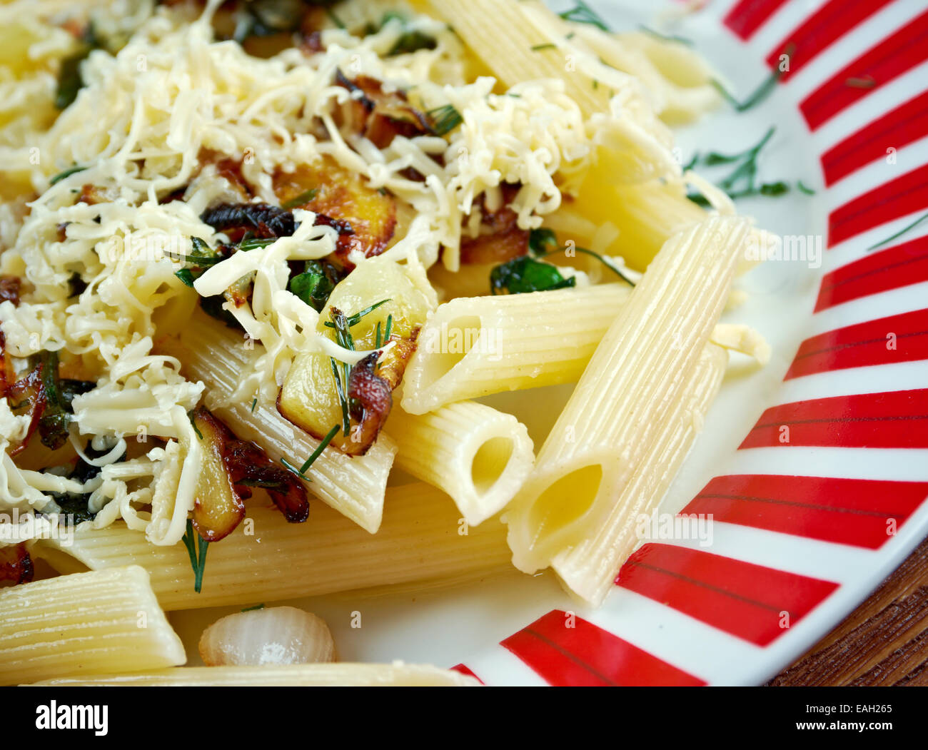 Mezze penne alla formaggella - Italian pasta penne with goat cheese and vegetables Stock Photo