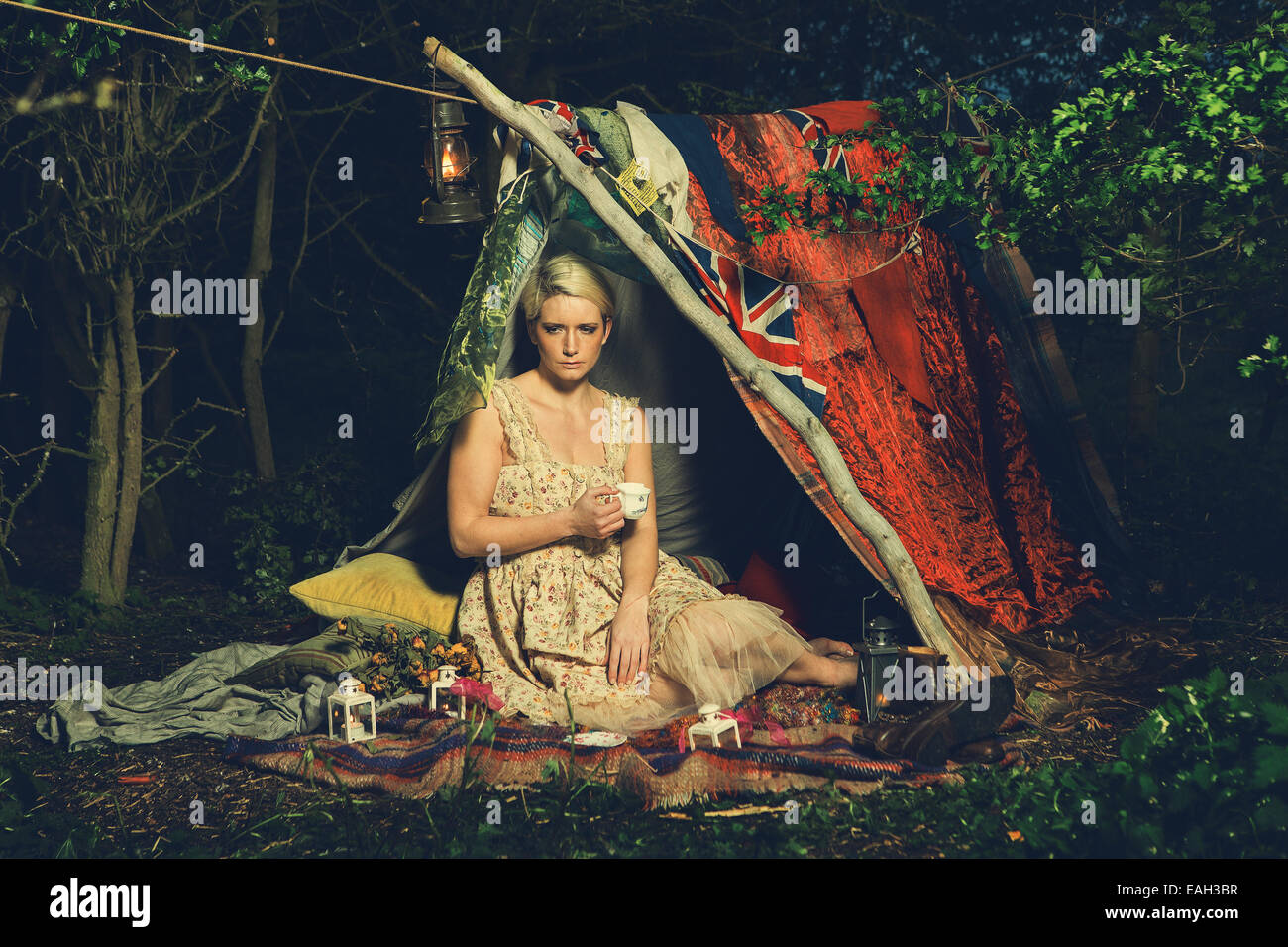 Makeshift tent hi-res stock photography and images - Alamy