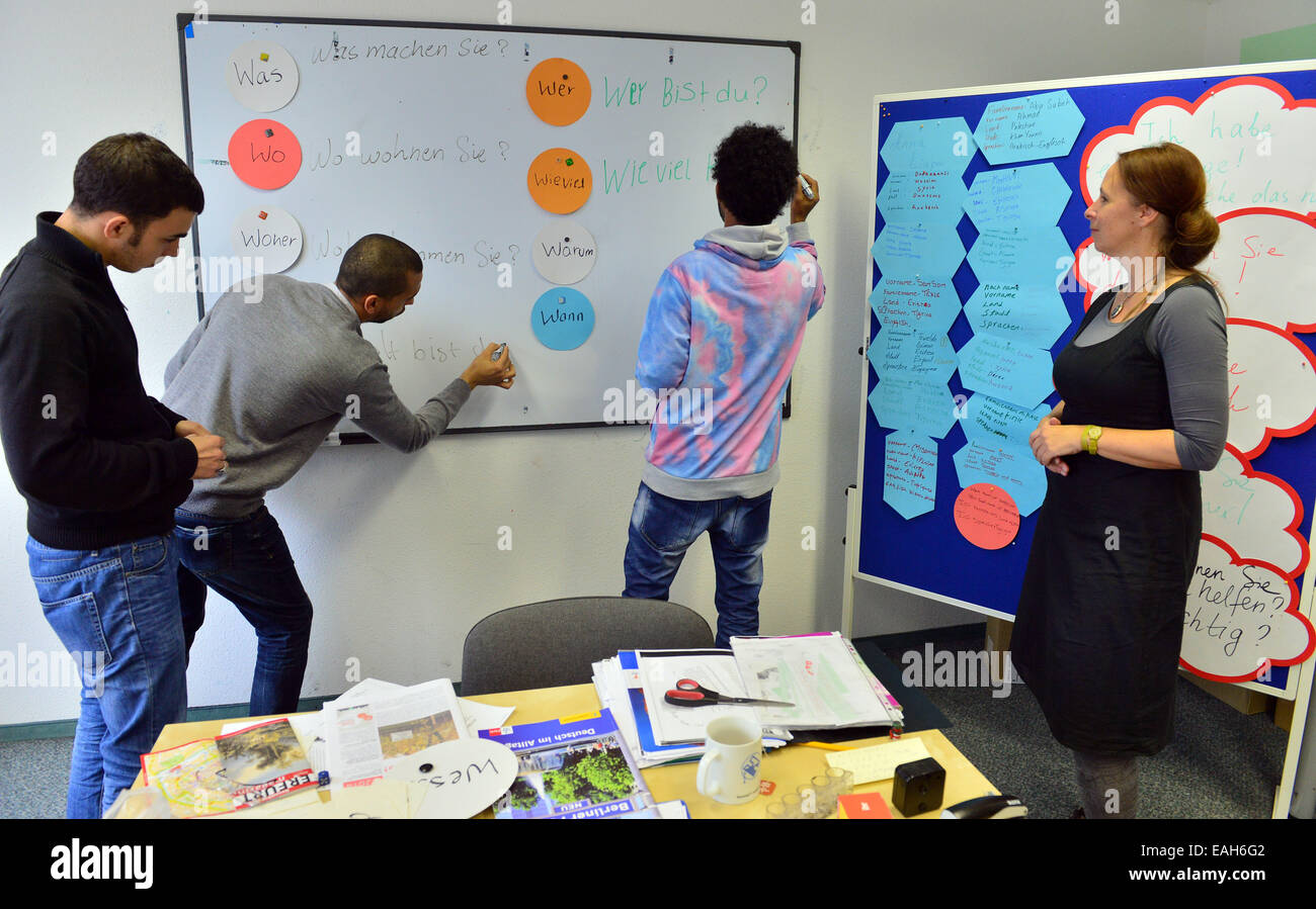 Young refugees coming from war zones at a German lesson with language teacher Sybille Knothe in Erfurt, Germany, 13 November 2014. The Thuringian Ministry of the Interior estimates there will be 7,000 refugees in the state by the end of the year. That is around 2.8 percent of all refugees applying for asylum in Germany. Photo: Martin Schutt/dpa Stock Photo