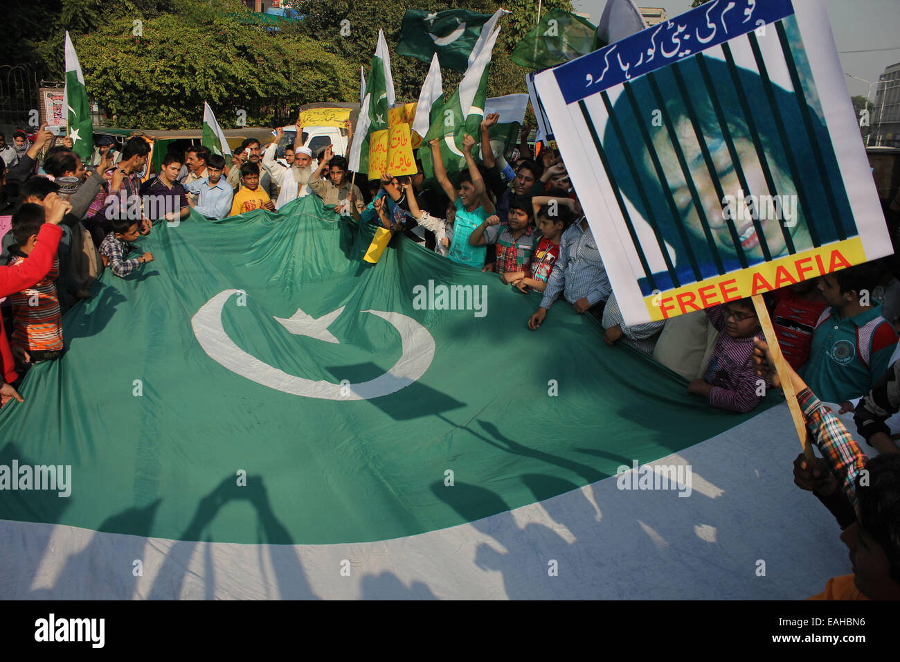 Pakistani activists of civil society and 'Afia movement' hold a demonstration to free the arrested Dr Aafia Siddiqui from the New York prison, before ISIS militants executed journalist James Foley, they made several demands of the United States in exchange for his freedom. One was the release of Dr Aafia Siddiqui. © Rana Sajid Hussain/Pacific Press/Alamy Live News Stock Photo