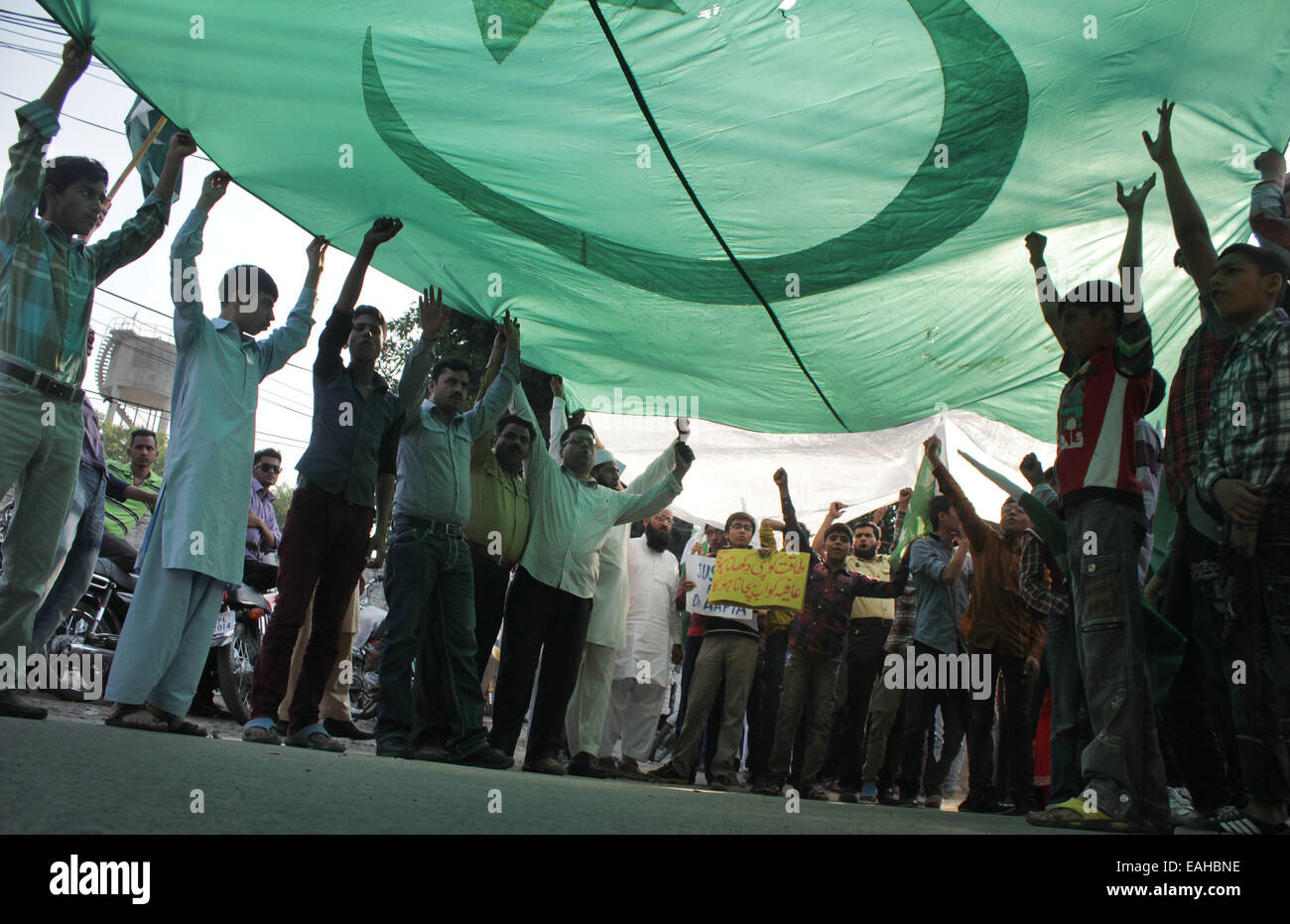 Pakistani activists of civil society and 'Afia movement' hold a demonstration to free the arrested Dr Aafia Siddiqui from the New York prison, before ISIS militants executed journalist James Foley, they made several demands of the United States in exchange for his freedom. One was the release of Dr Aafia Siddiqui. © Rana Sajid Hussain/Pacific Press/Alamy Live News Stock Photo