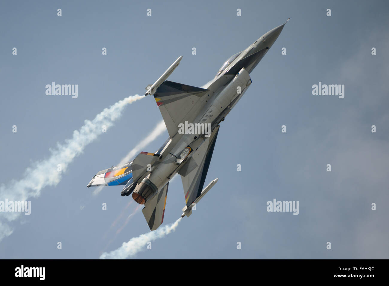F16 fighter jet in flight hi-res stock photography and images - Alamy