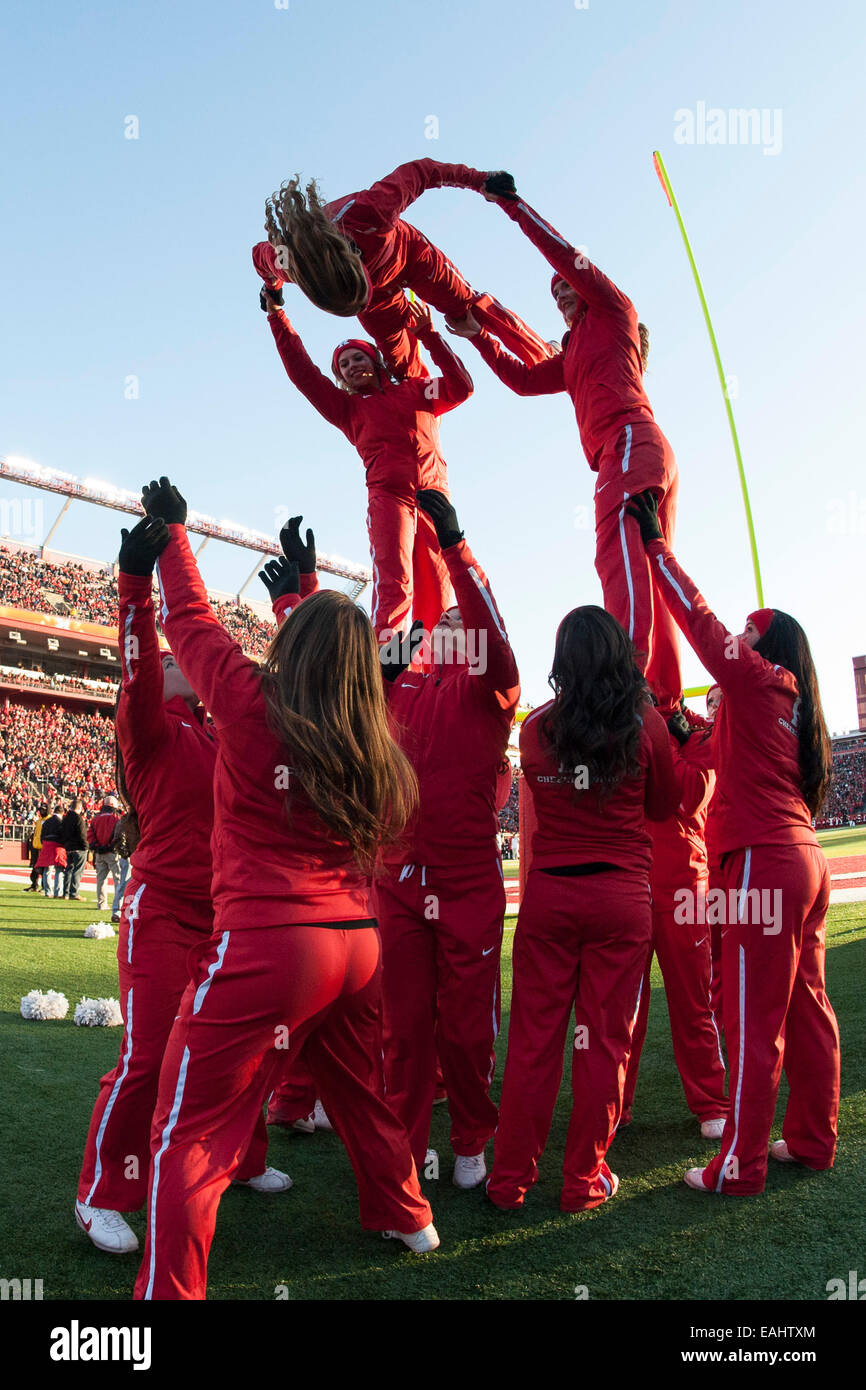 Cheerleader pyramid hires stock photography and images Alamy