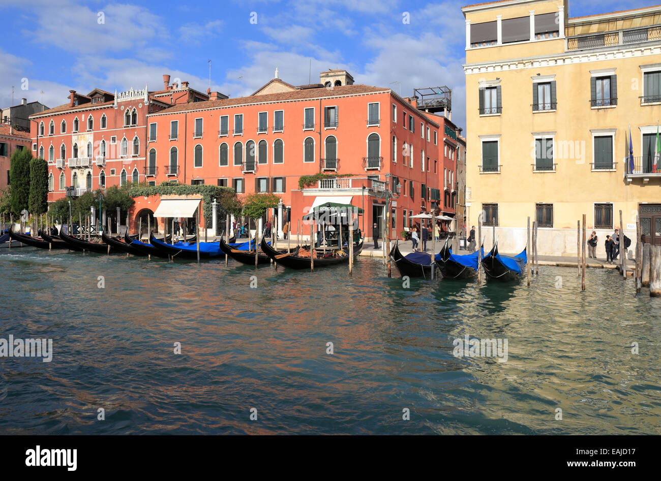 Venice grand canal gondolas moored hi-res stock photography and images ...