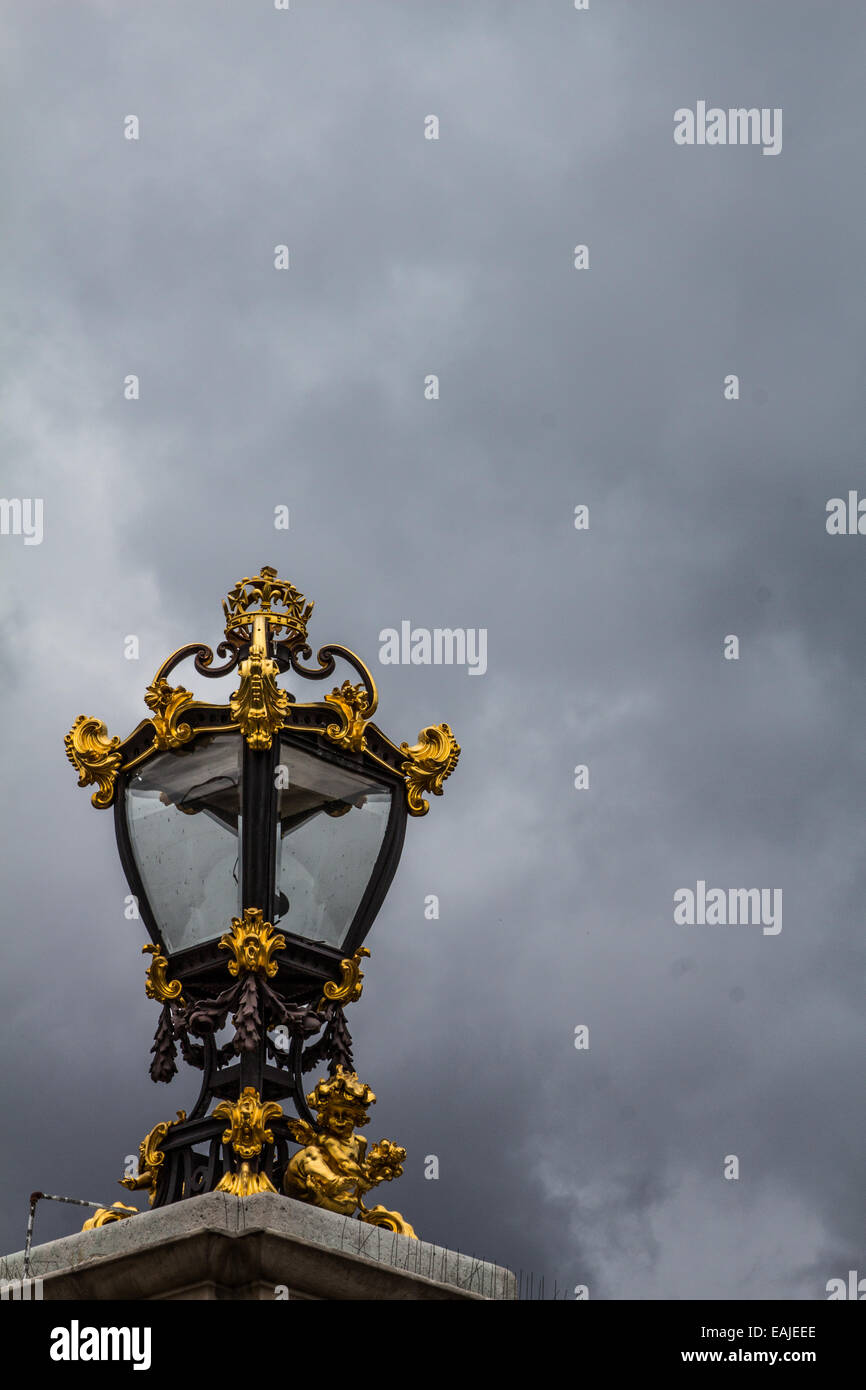 Old style london street lamp hi-res stock photography and images - Alamy