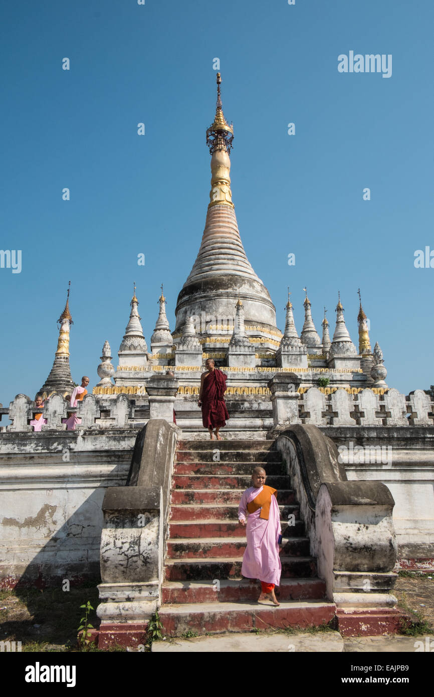 Buddhist Nuns Photographing Themselves selfies tablets At Me Nu Oak 