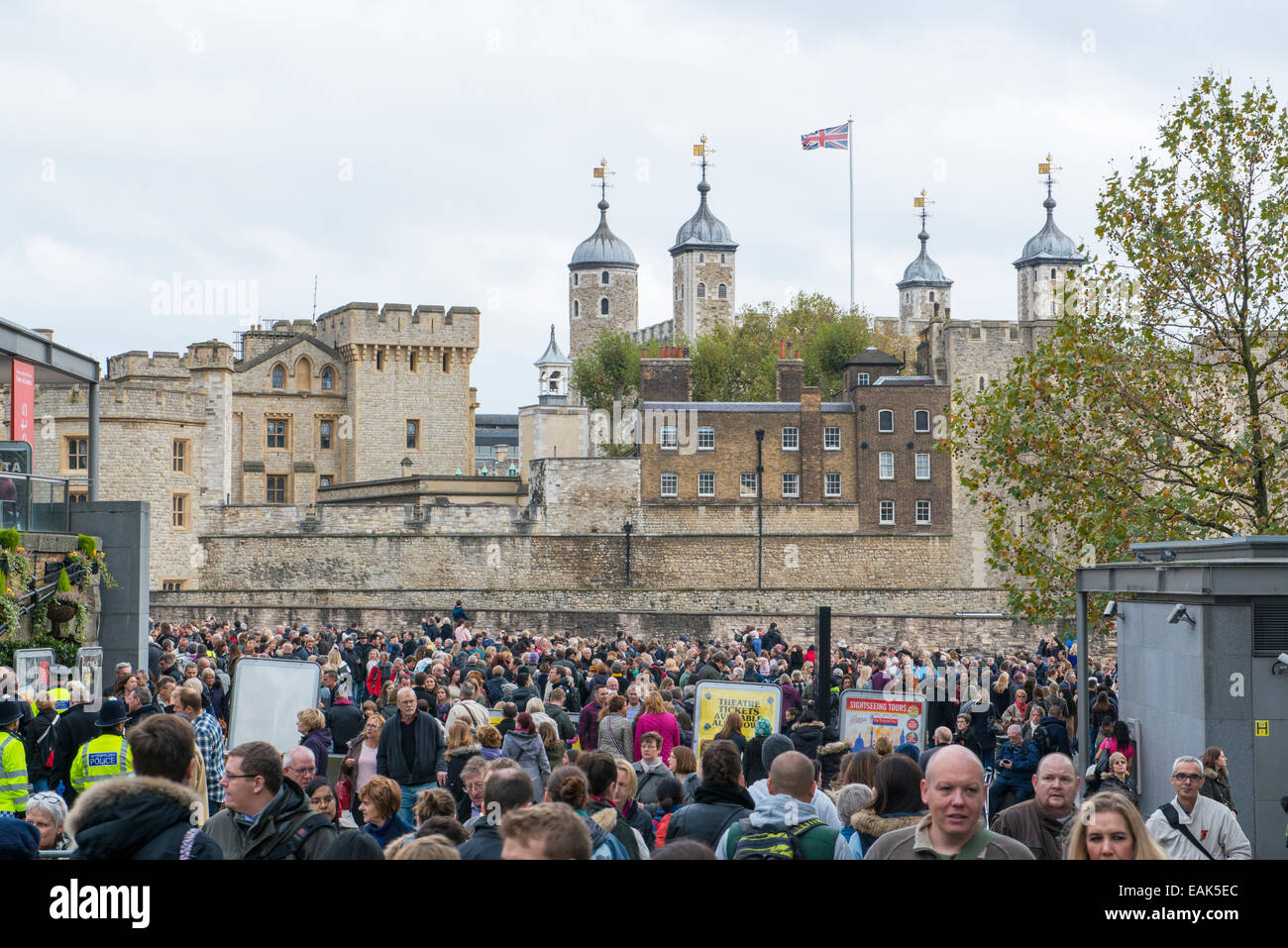 LONDON, UK - NOVEMBER 08: Crowd in front of Tower of London one day before remembrance day. November 08, 2014 in London. The pub Stock Photo