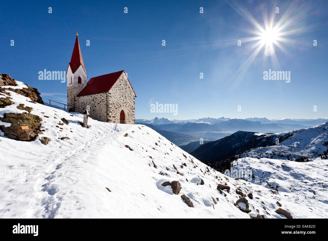 Latzfons Cross Mountain Church, in front the Dolomites with Langkofel and Plattkofel mountains, South Tyrol province Stock Photo