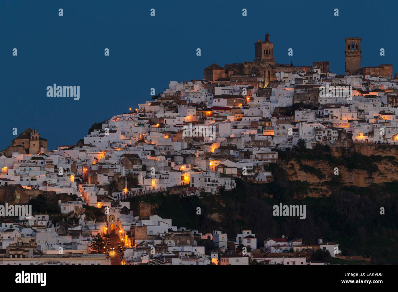 Whitewashed village of Arcos de la Frontera on a limestone rock at dawn, Arcos de la Frontera, Cádiz province, Andalusia, Spain Stock Photo