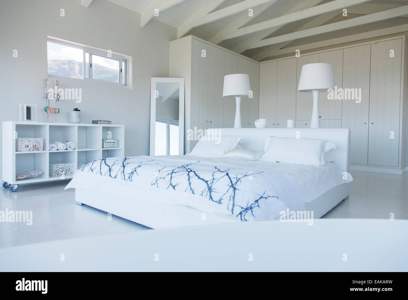 Modern white bedroom hi-res stock photography and images - Alamy