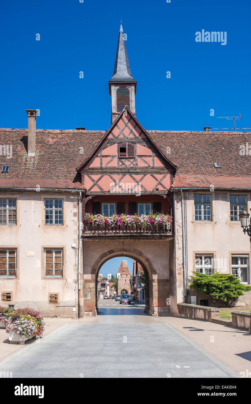 Porte du Milieu gate and the École Hohenbourg school, Rosheim, Département Bas-Rhin, Alsace, France Stock Photo