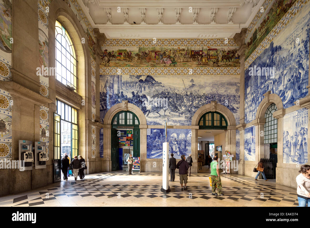 Sao Bento Railway Station, concourse with Azulojos tiles, Porto, District of Porto, Portugal Stock Photo
