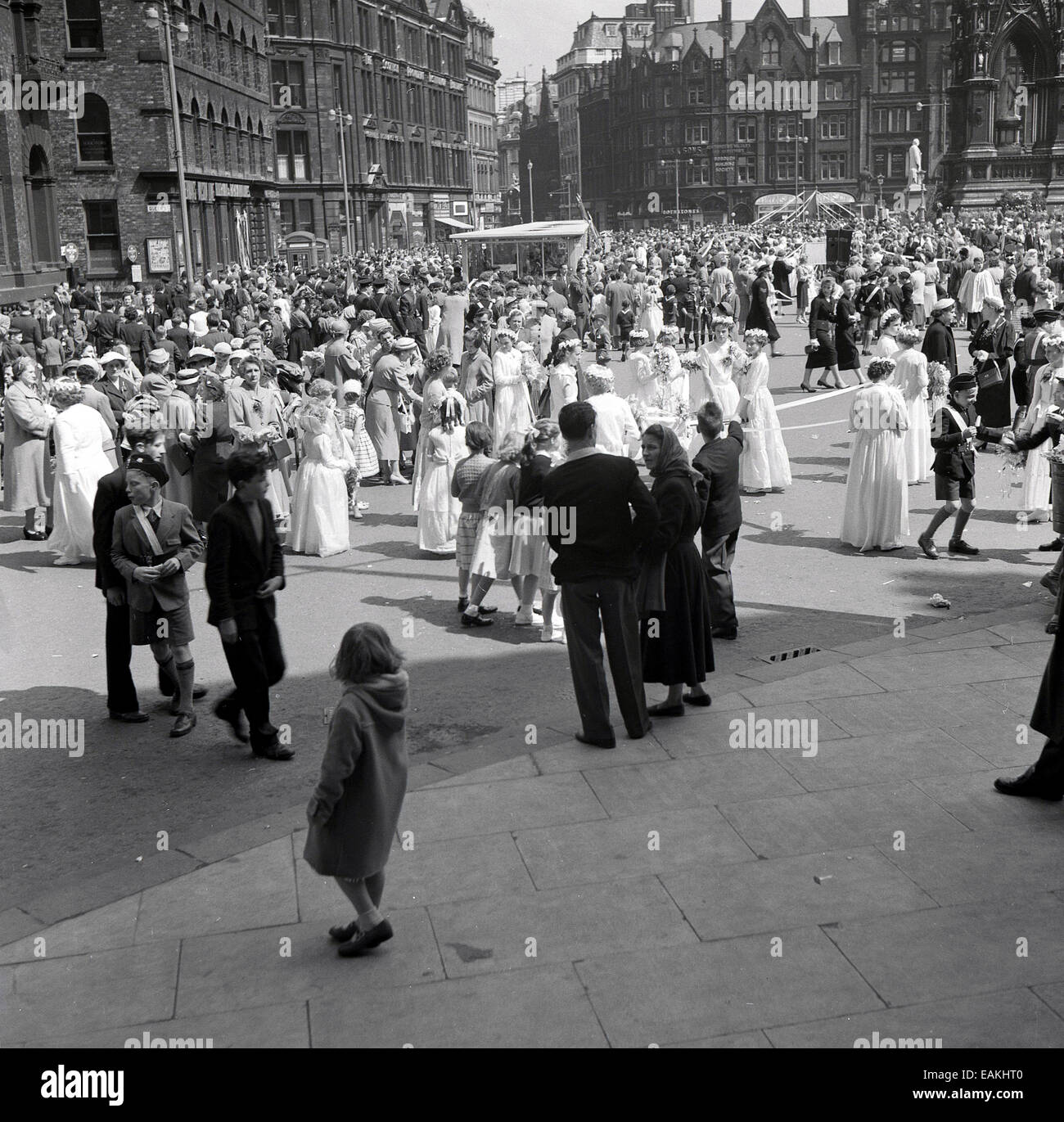 1950s, historical, crowds gather in Manchester city centre to watch a