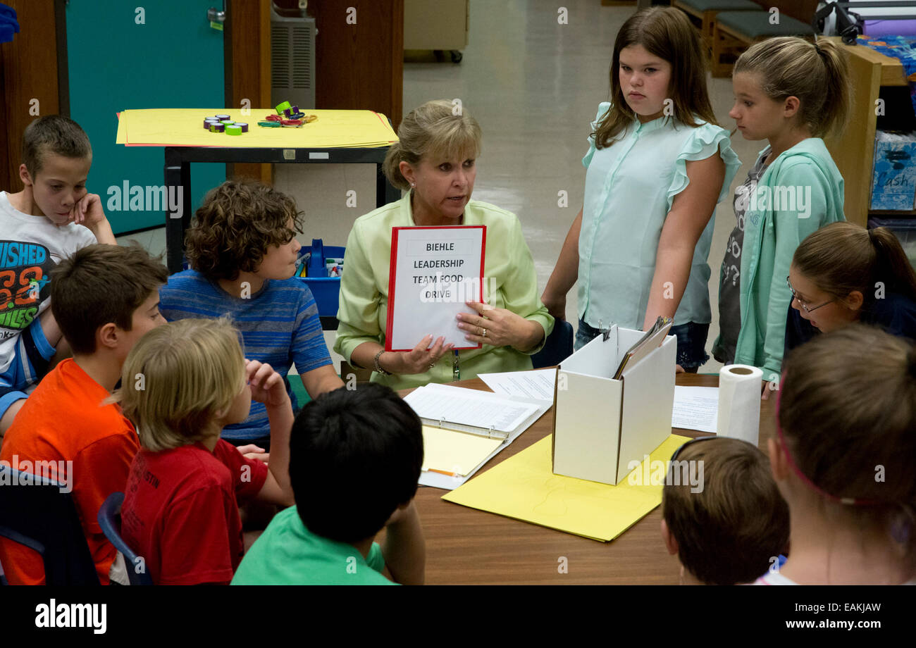 Fifth grade students and members of the Leadership Club at Texas elementary school, prepare posters and signs for food drive Stock Photo