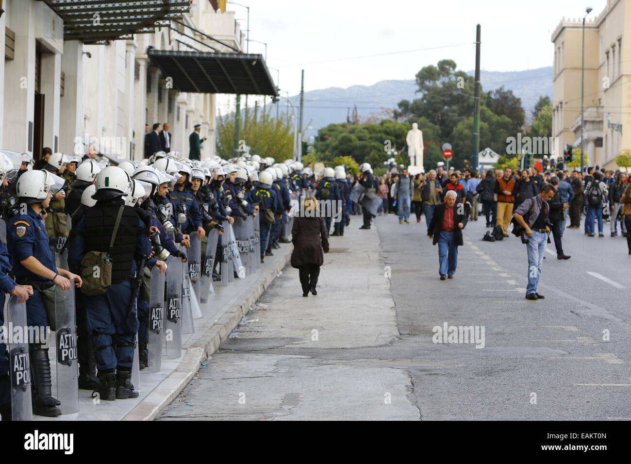 Heavy Riot Officer Police in heavy riot gear hi-res stock photography and images - Alamy
