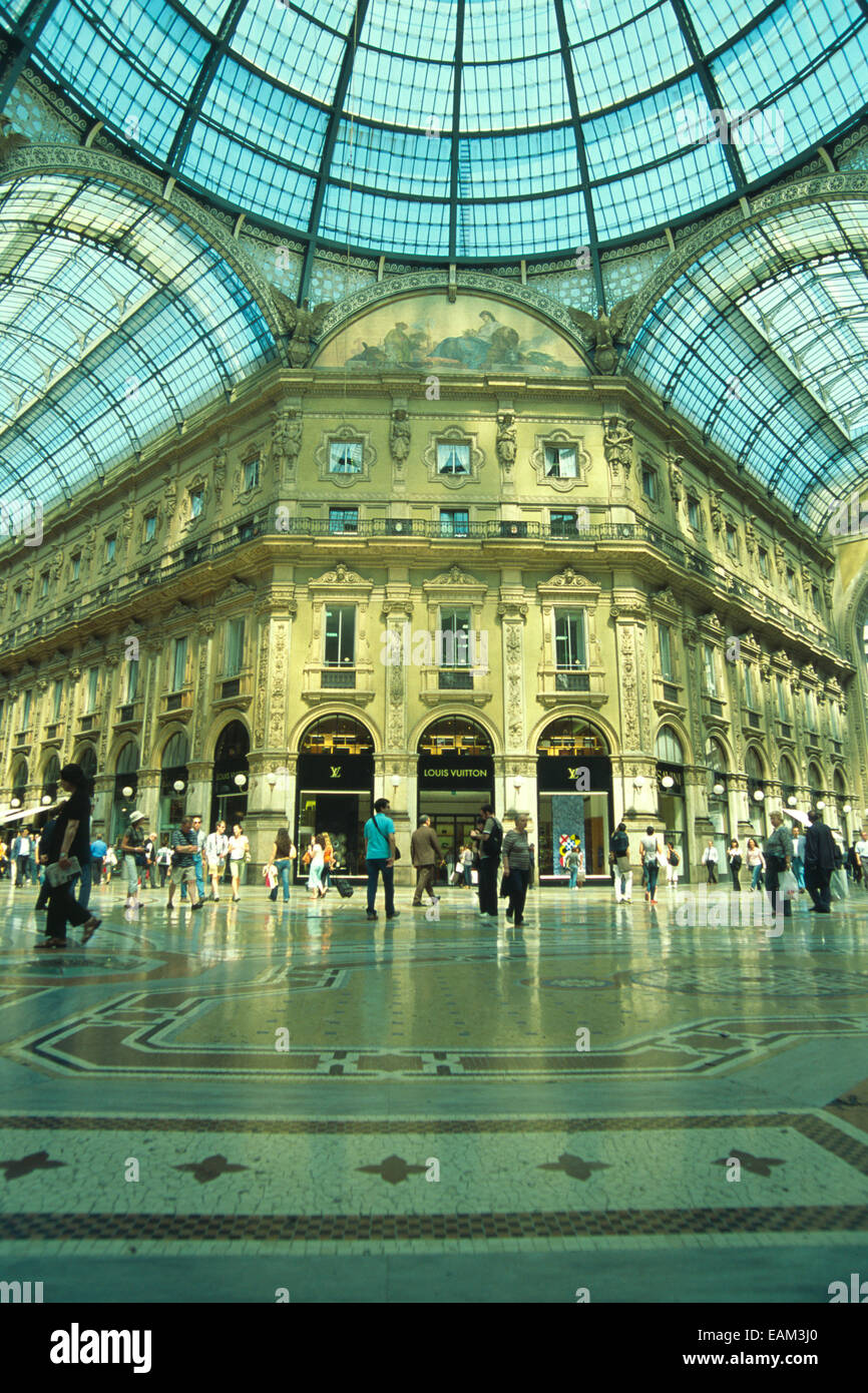 File:Louis Vuitton, Galleria Vittorio Emanuele II.jpg - Wikipedia