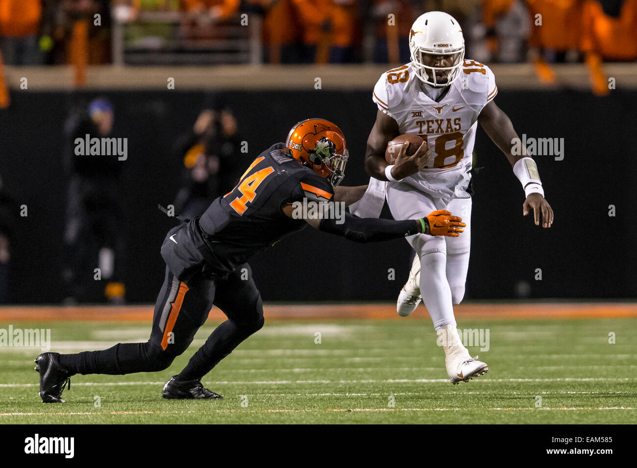 November 15, 2104 Texas Longhorns quarterback Tyrone Swoopes (18) runs