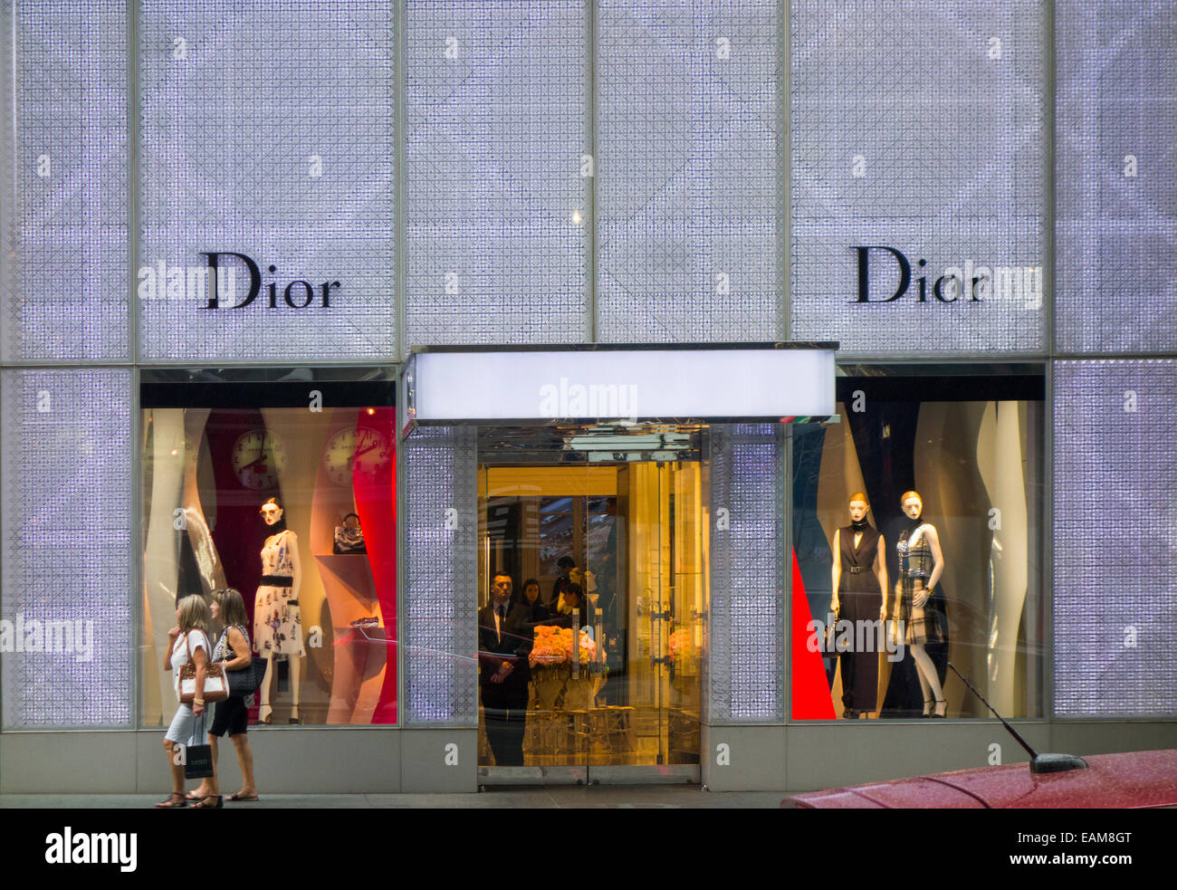A giant purse of Dior store on East 57th. St. where pedestrians trying to  cover themselves from the rain today in Manhattan. Photo Credit: Mariela  Lombard/ZUMA Press Stock Photo - Alamy