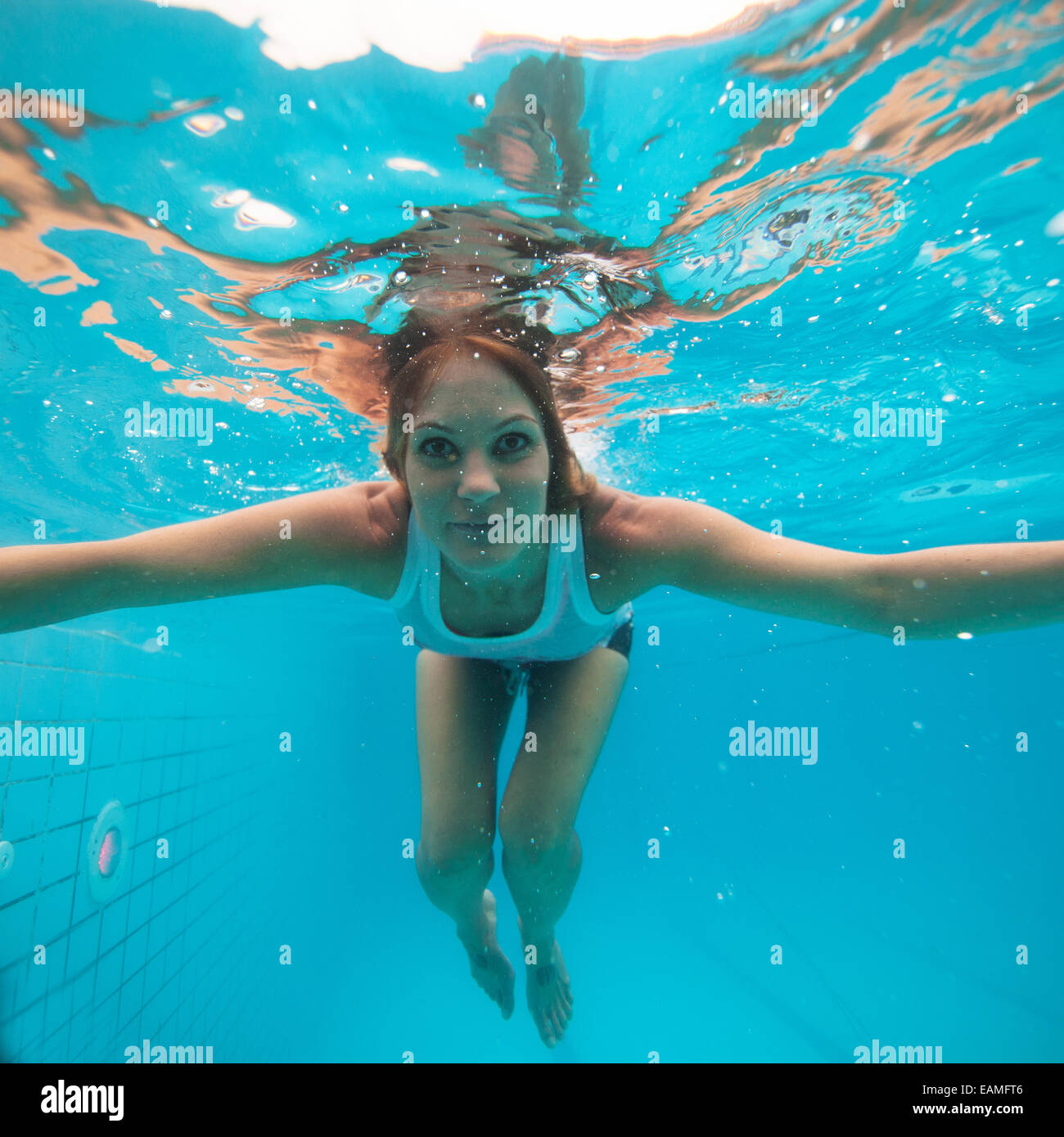 Можно ли открывать глаза в воде. Как открыть глаза под водой в бассейне. Как можно открыть глаза под водой. Можно ли открывать глаза в воде. Человек под водой в бассейне.