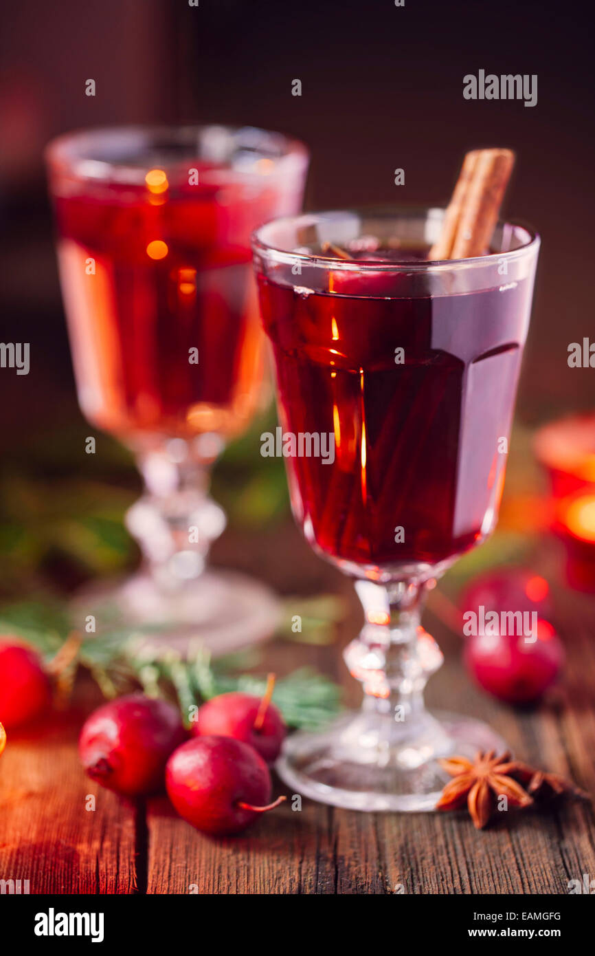 Hot mulled wine with small crab apples, cinnamon stick ans anise closeup Stock Photo Alamy