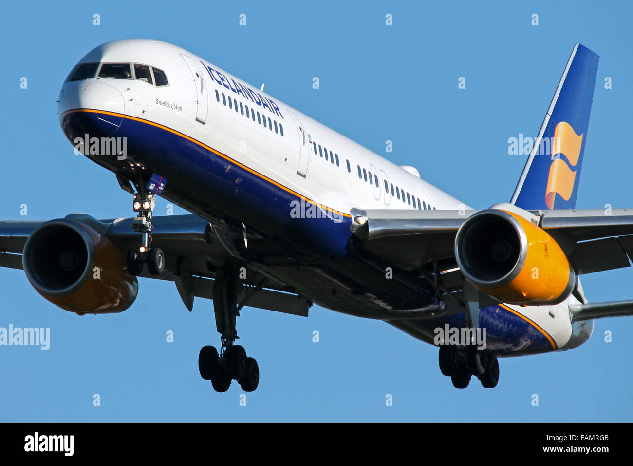 Icelandair Boeing 757-200 approaches runway 27L at London Heathrow Airport. Stock Photo