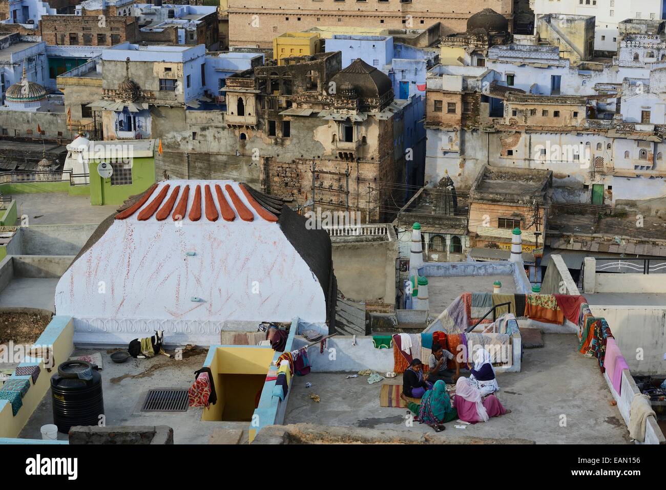 India, Rajasthan, Mewar, Bundi, women chatting on the roof of the old town with the blue houses Stock Photo