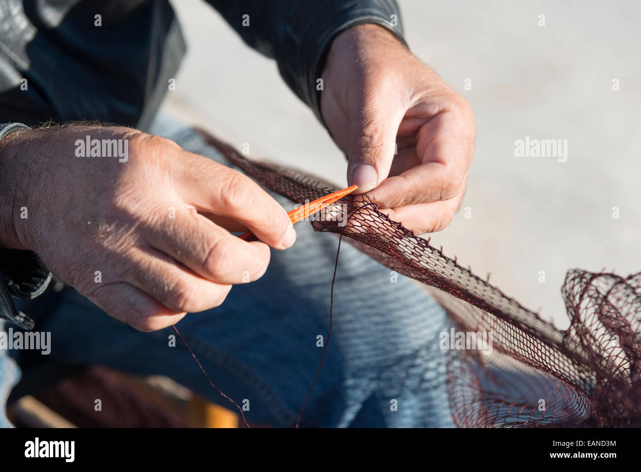 Hands mending fishing nets hires stock photography and images Alamy