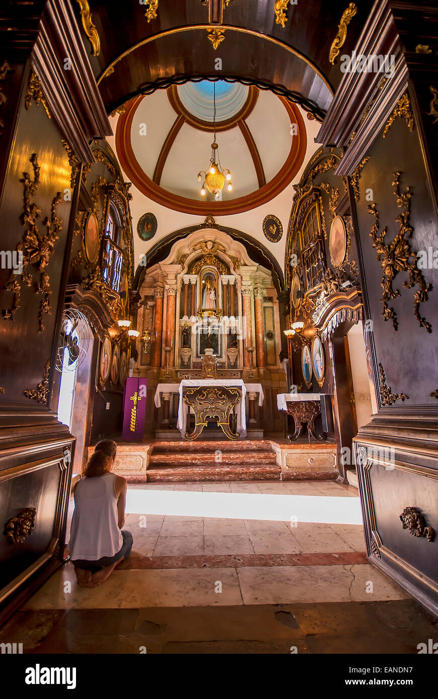 Fiel rezando no interior do Convento da Penha / Faithful praying inside the Penha Convent Stock Photo
