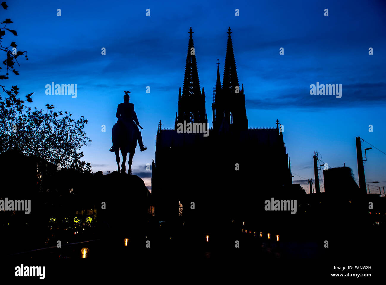 Catedral de Colônia ao anoitecer. / Cologne Cathedral (Kölner Dom) at nightfall. Stock Photo