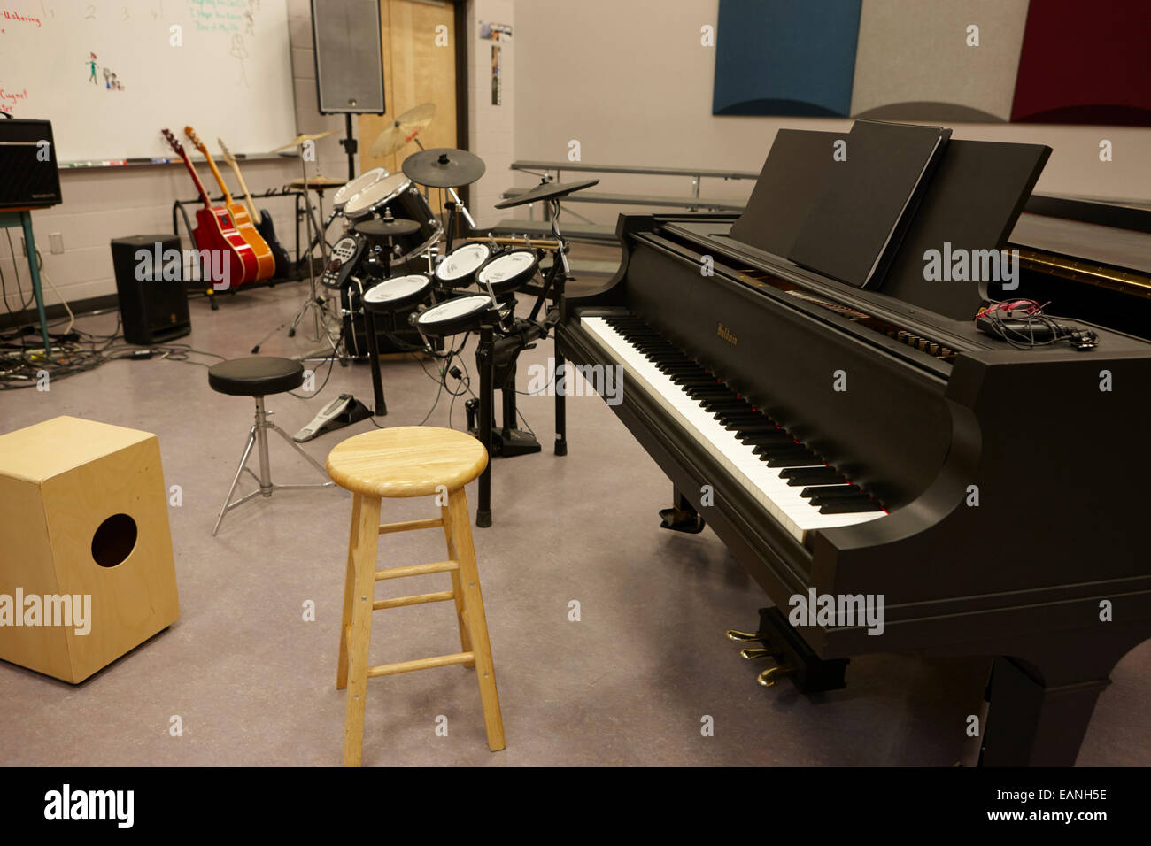 Music school room empty hi-res stock photography and images - Alamy